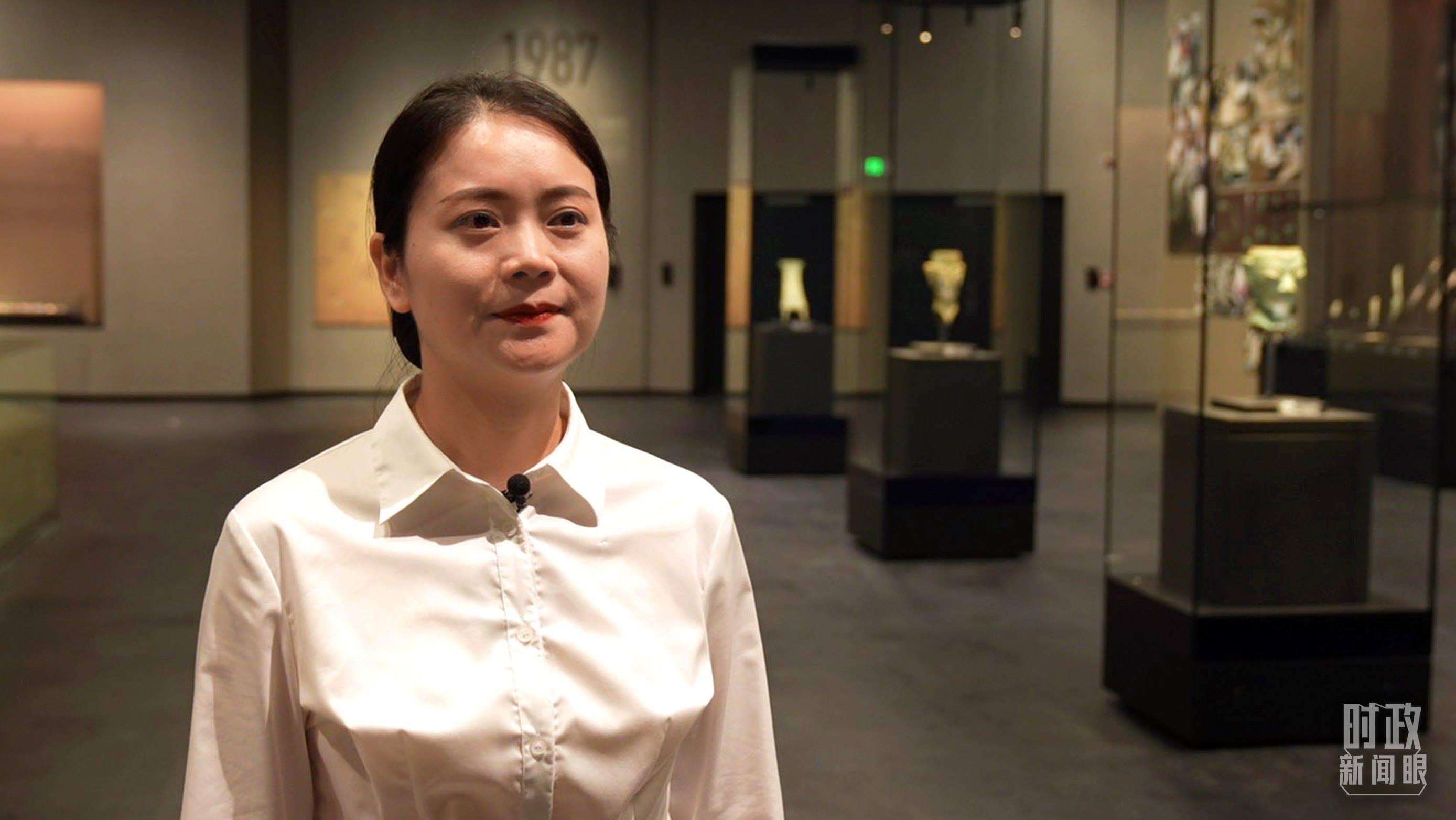 △當天現(xiàn)場負責講解的三星堆博物館公眾服務部程靜。（總臺央廣記者馬喆拍攝）