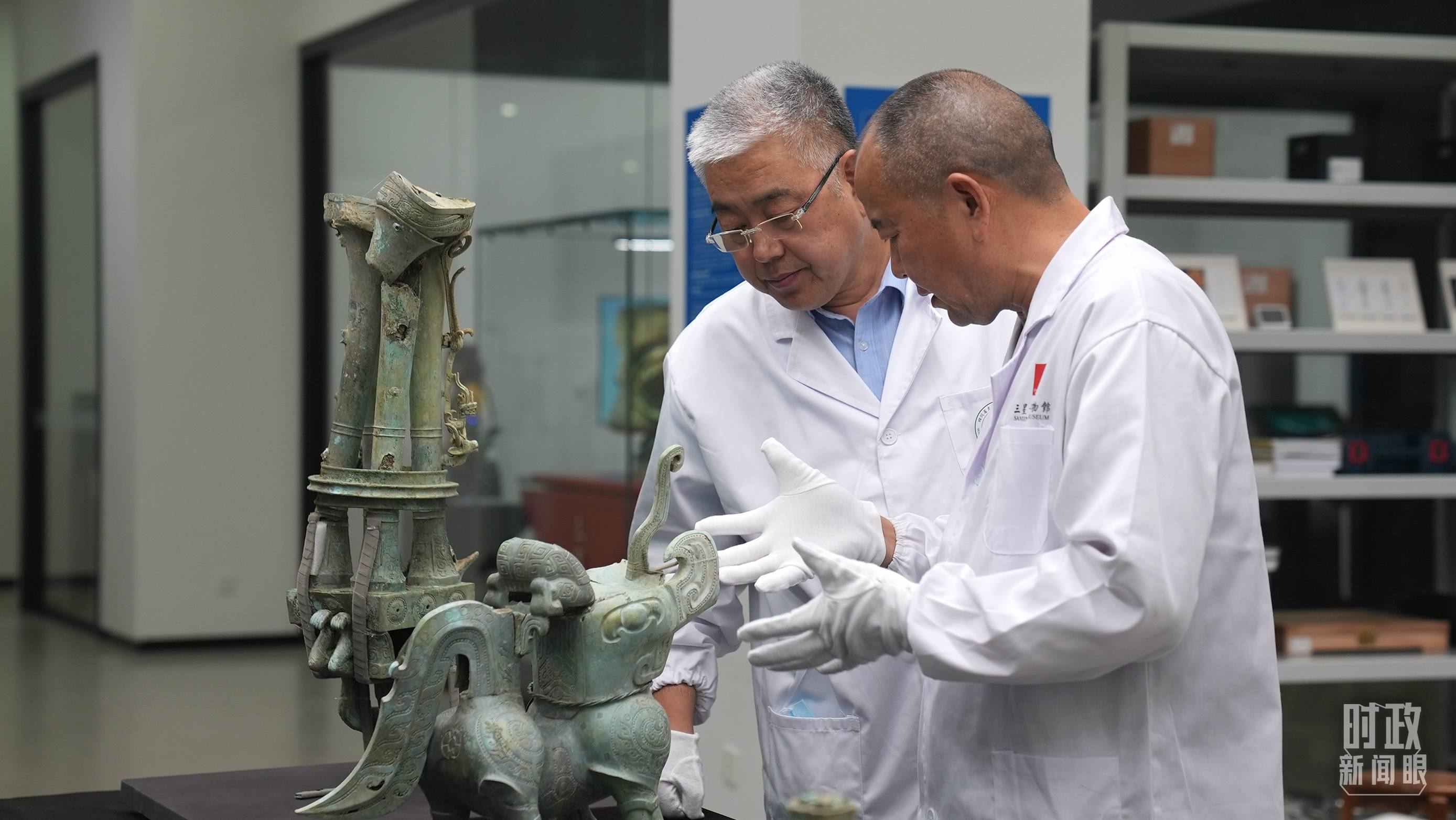 △三星堆文保專家正在就修復方案進行討論。（總臺央視記者劉琦拍攝）