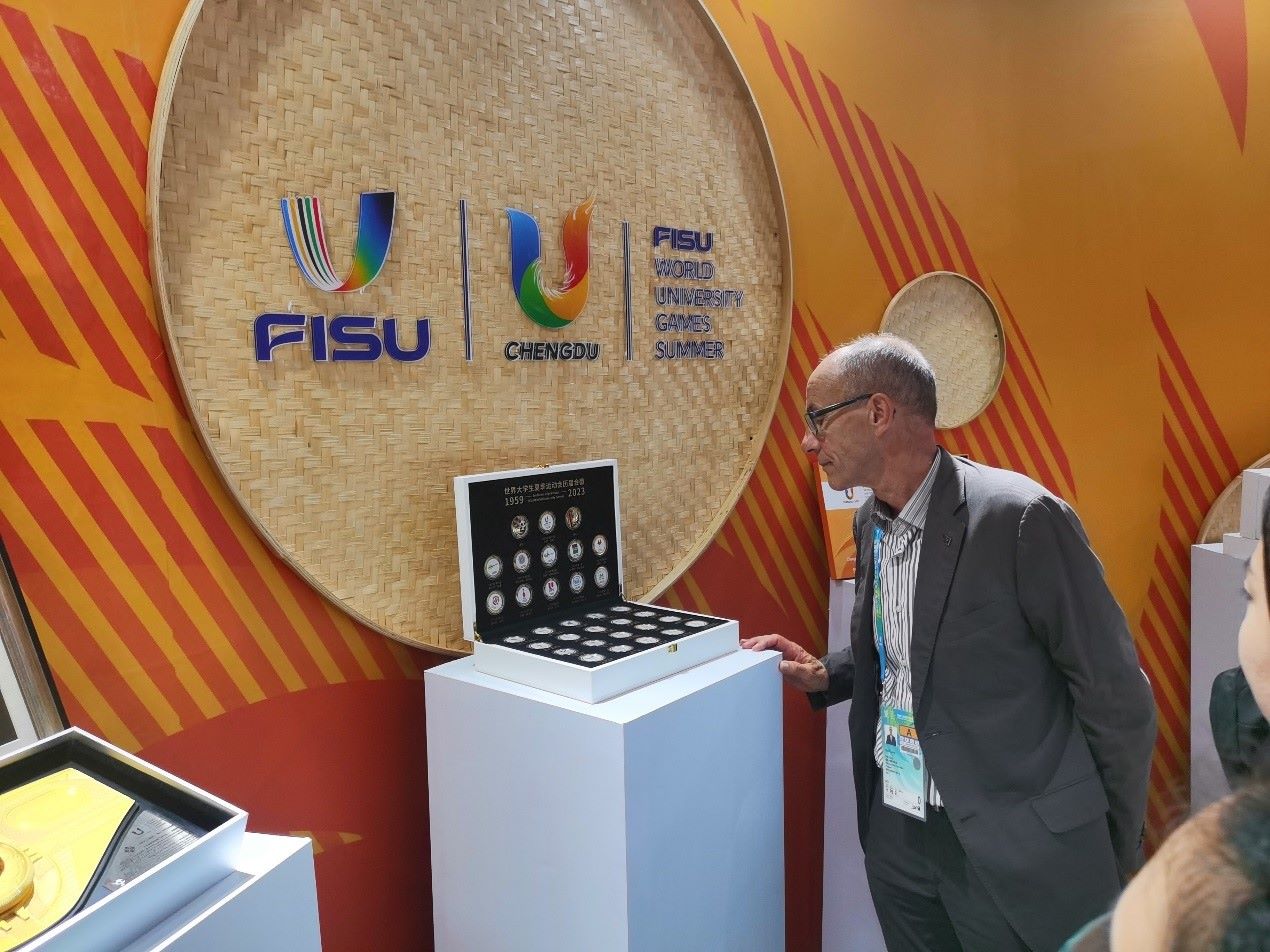 國(guó)際大體聯(lián)代理主席雷諾·艾德參觀大運(yùn)會(huì)特許商品。 人民網(wǎng)記者 楊磊攝