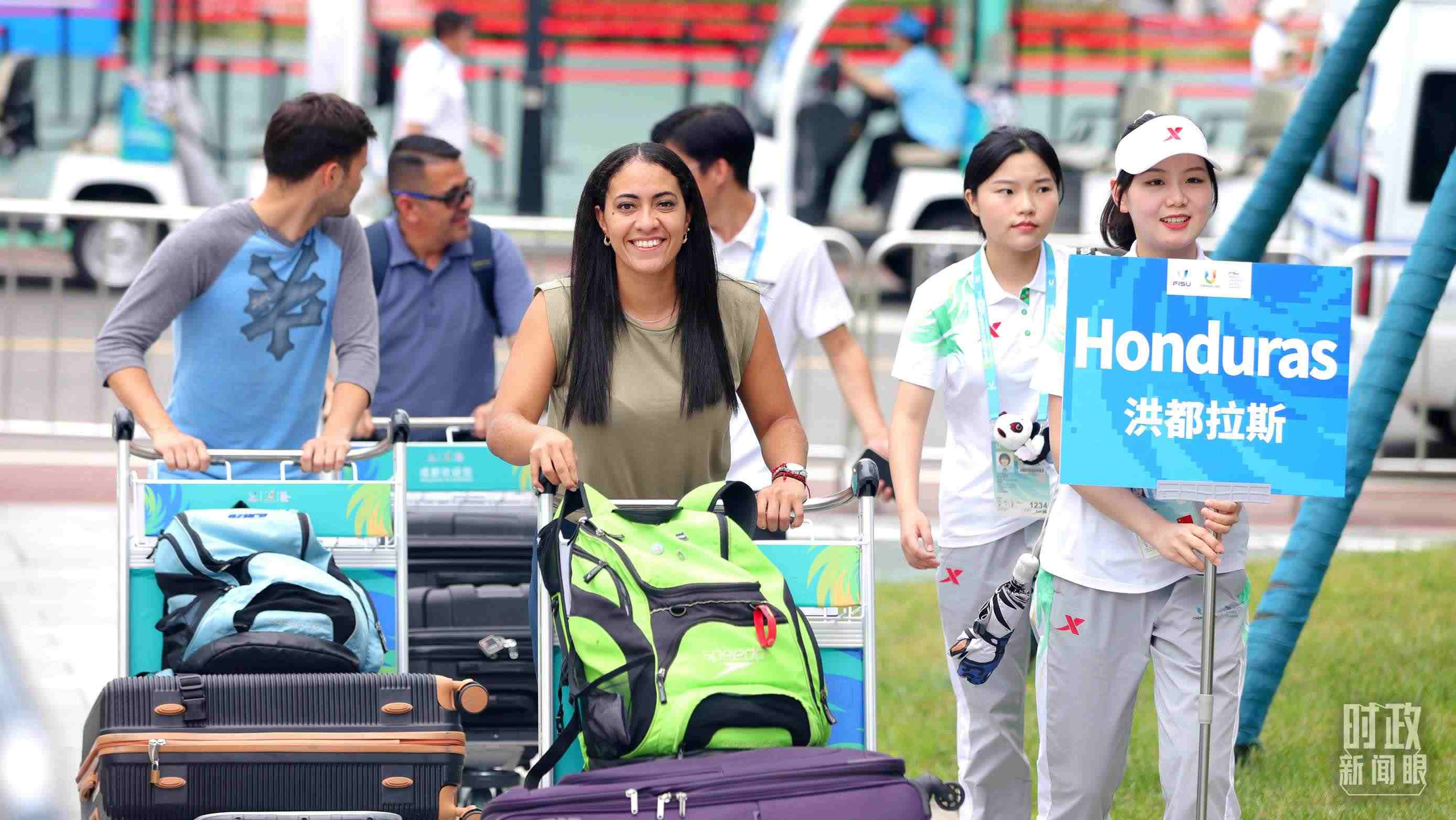 各國代表團(tuán)成員相繼抵達(dá)成都大運(yùn)村。（總臺央視記者魏幫軍拍攝）