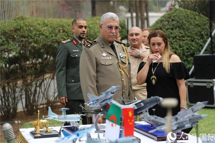 圖為與會嘉賓參觀招待會設置的武器裝備模型展臺。人民網(wǎng)記者 王傳寶攝