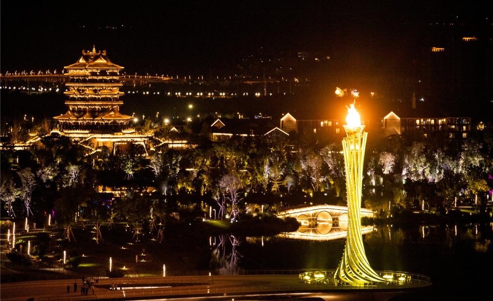 這是7月28日拍攝的成都大運會主火炬。新華社記者曹祎銘攝