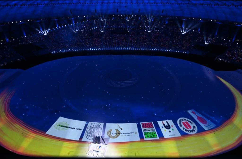 7月28日，國際大學(xué)生體育聯(lián)合會會旗在開幕式上入場。新華社記者劉磊攝