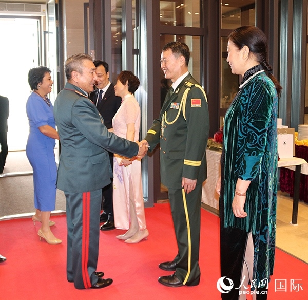 國防武官胡德君大校迎接賓客。人民網(wǎng)記者李強攝
