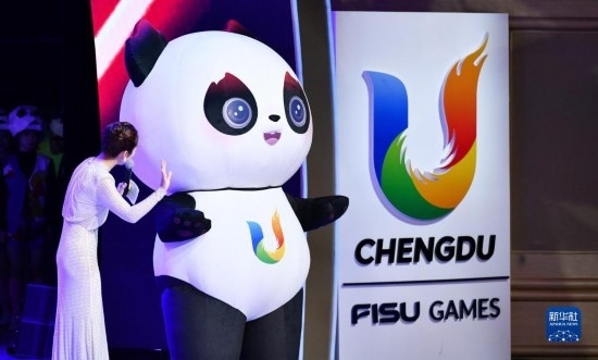 7月29日，成都大運(yùn)會吉祥物“蓉寶”在聯(lián)歡會現(xiàn)場。新華社記者 張端 攝