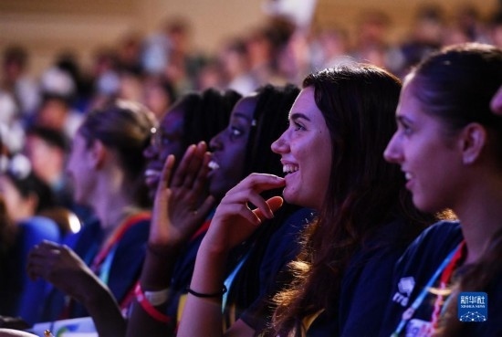 7月29日，外國運(yùn)動員在聯(lián)歡會現(xiàn)場觀看節(jié)目。新華社記者 張端 攝