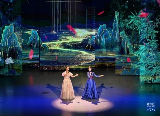 7月29日，演員在聯(lián)歡會現(xiàn)場演唱。新華社記者 蔡湘鑫 攝