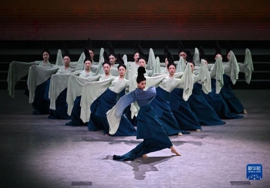 7月29日，演員在聯(lián)歡會現(xiàn)場表演《只此青綠》。新華社記者 蔡湘鑫 攝