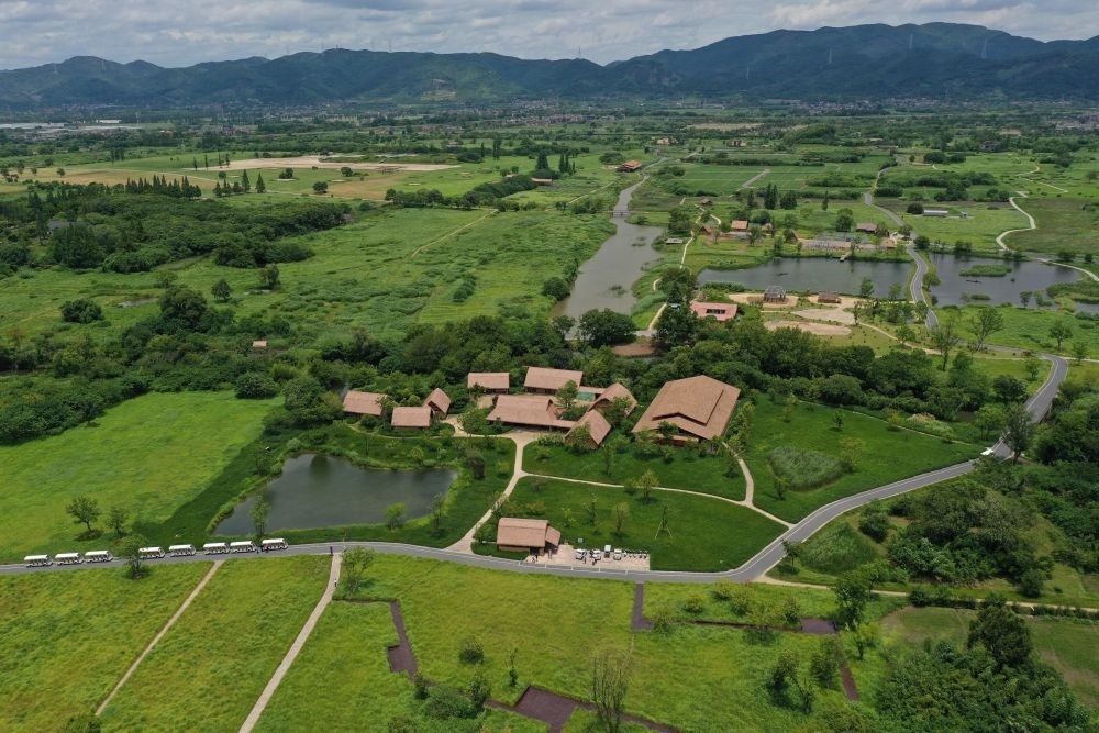 這是在浙江省杭州市余杭區(qū)拍攝的良渚古城遺址公園（2022年7月6日攝，無(wú)人機(jī)照片）。新華社記者 黃宗治 攝