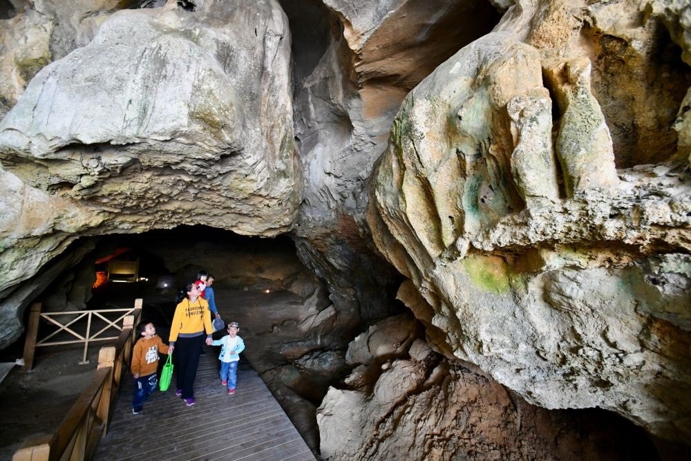 游人在位于福建省三明市三元區(qū)巖前鎮(zhèn)的萬(wàn)壽巖遺址船帆洞游覽（2020年4月9日攝）。新華社記者 姜克紅 攝
