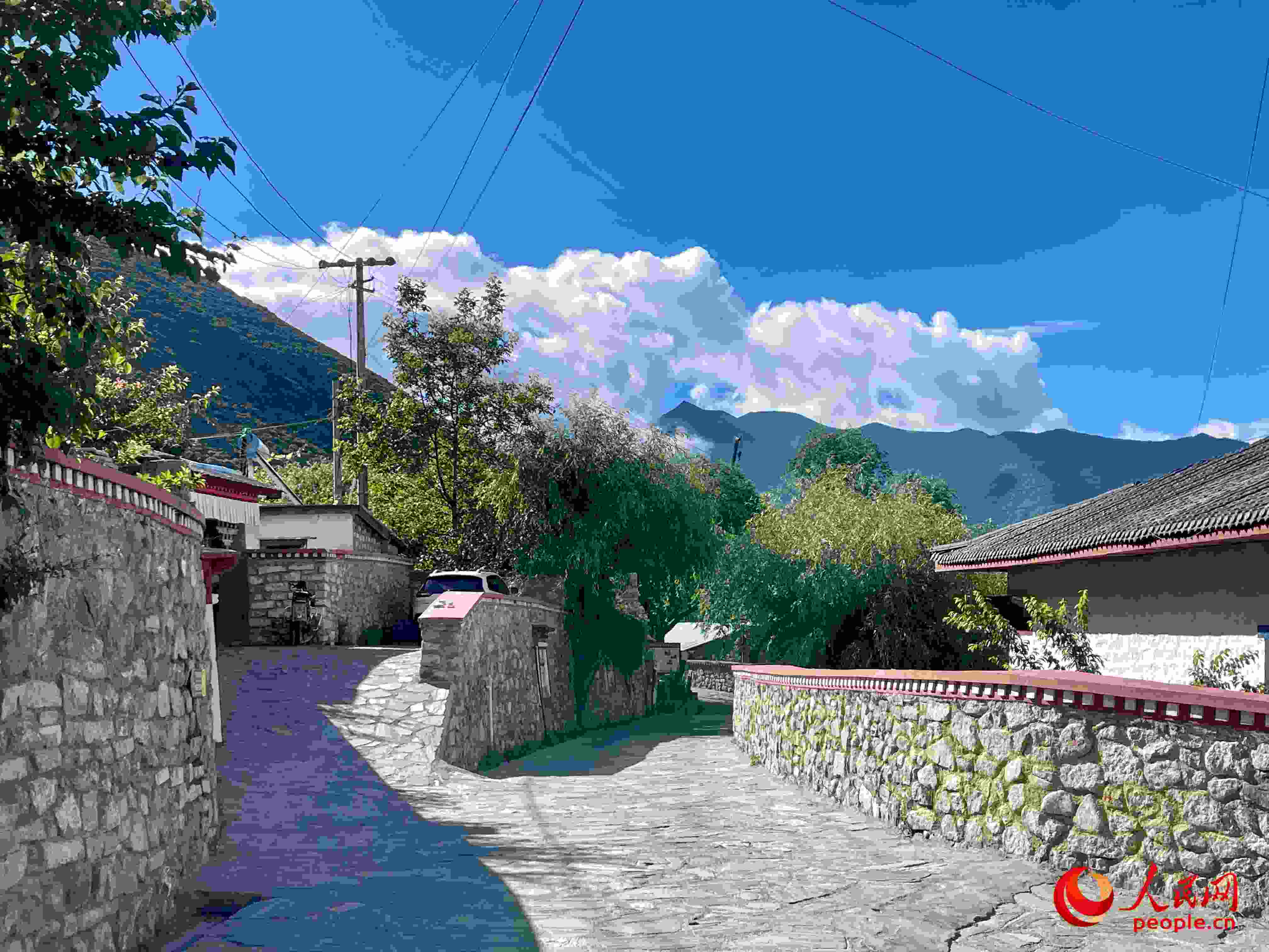 嘎拉村的村貌。人民網(wǎng) 周靜圓攝