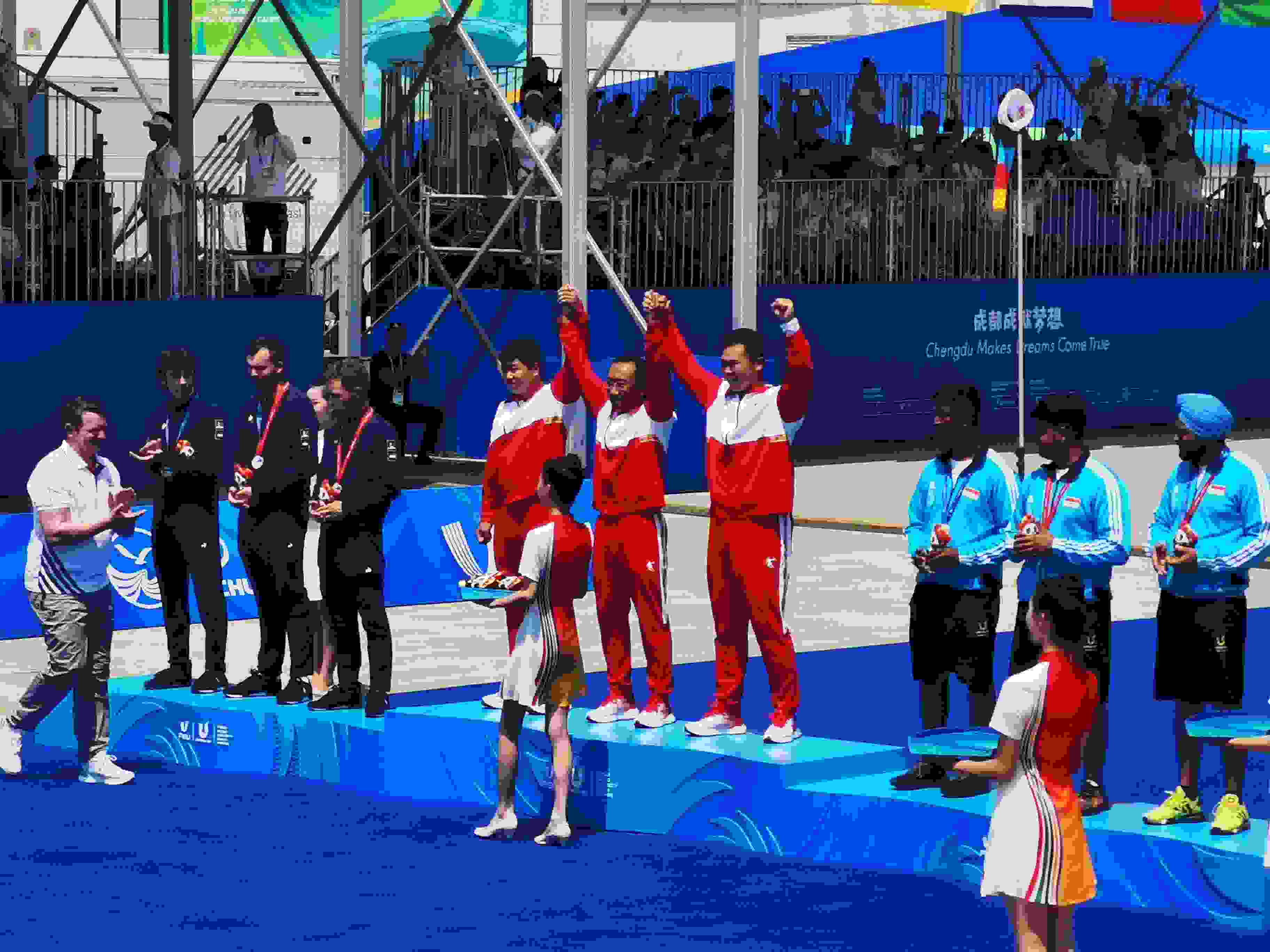 7月30日，在成都大運會男子復(fù)合弓團(tuán)體頒獎儀式中，中國隊?wèi)c祝奪得冠軍。 人民網(wǎng)記者 楊磊攝