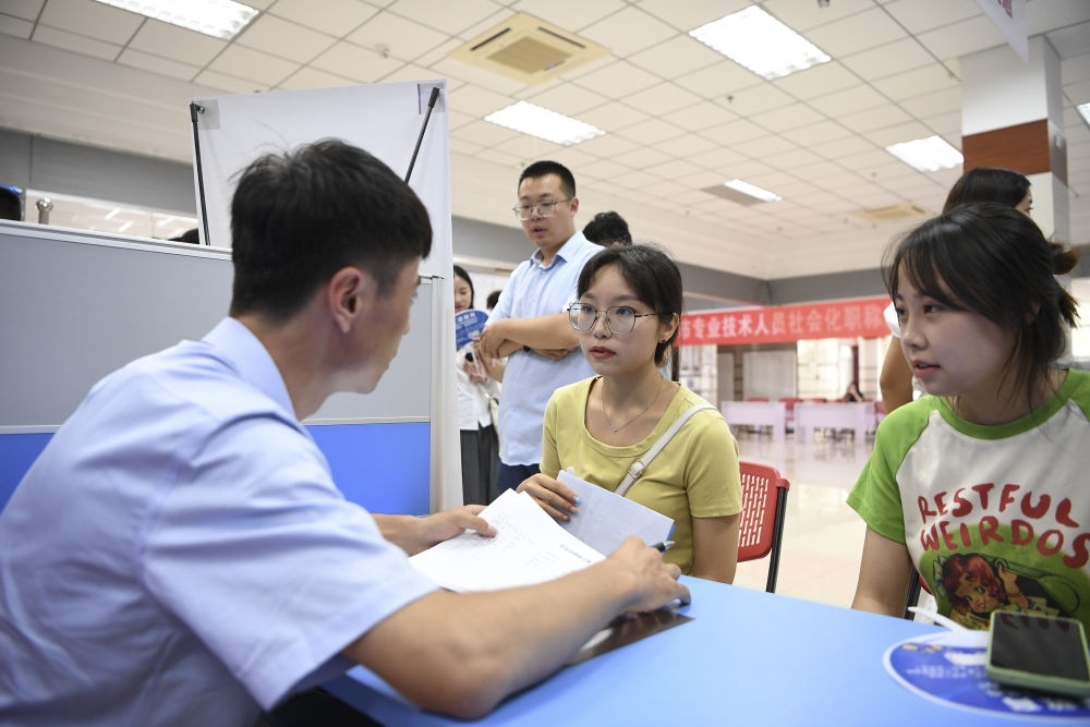 2023年7月29日，“揚(yáng)就業(yè)之帆，啟夢(mèng)想之旅”2023年寧夏（銀川）離校未就業(yè)高校畢業(yè)生招聘會(huì)在寧夏（銀川）人力資源服務(wù)產(chǎn)業(yè)園舉行。求職者（右）在招聘會(huì)現(xiàn)場(chǎng)與用人單位交流。新華社記者 馮開(kāi)華 攝