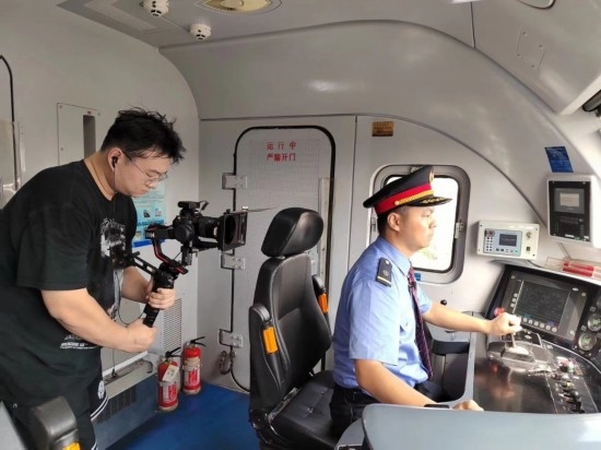 記者采訪中歐班列（成都）首發(fā)司機(jī)仲俊斕。成都機(jī)務(wù)段供圖