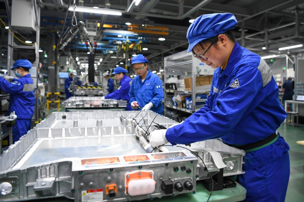 在位于江蘇常州溧陽(yáng)的上汽時(shí)代動(dòng)力電池系統(tǒng)有限公司，工人在車(chē)間進(jìn)行電池生產(chǎn)（2023年2月16日攝）。常州市擁有鋰電池電芯及配套生產(chǎn)企業(yè)120余家，動(dòng)力電池產(chǎn)業(yè)2022年實(shí)現(xiàn)產(chǎn)值超1700億元。新華社記者 李博 攝
