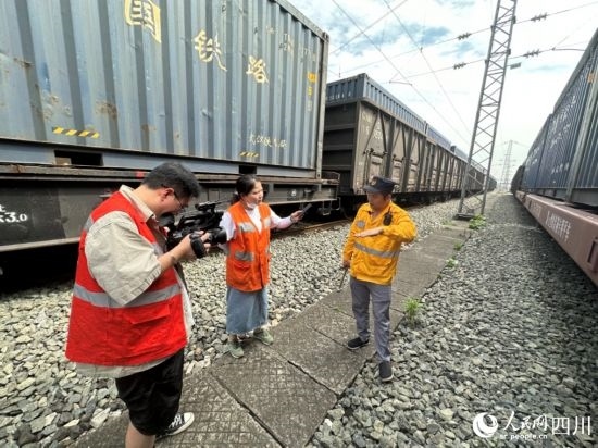 記者采訪中歐班列（成都）首發(fā)班列“專檢小組”組長(zhǎng)劉偉。人民網(wǎng)記者 王波攝