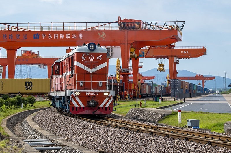 △2023年7月25日，在浙江省金華市華東國際聯(lián)運(yùn)港，一輛“義新歐”中歐班列裝載著110個(gè)標(biāo)箱日用百貨、家用電器、家裝材料等貨物，啟程駛向哈薩克斯坦。