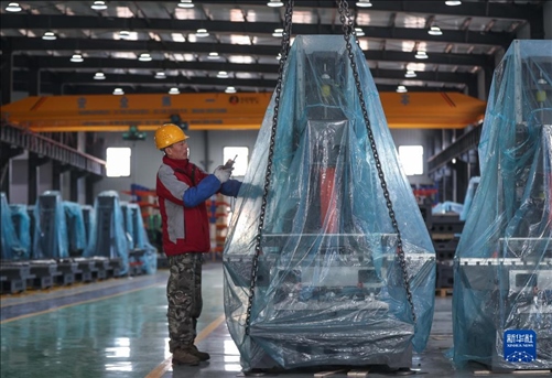 工人在阜新勁達(dá)精密機(jī)械有限公司生產(chǎn)車間工作。新華社記者龍雷攝
