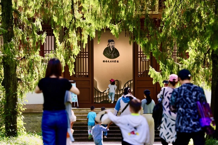 游客參觀位于福建武夷山朱熹園的武夷精舍（2022年6月6日攝）。新華社記者 姜克紅 攝