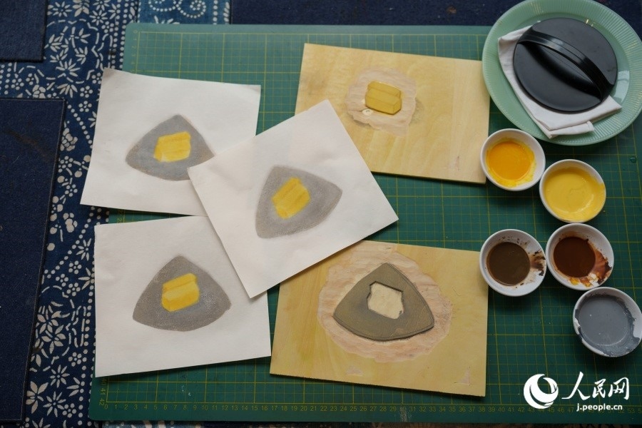 圖為丁未堂創(chuàng)作的木版畫及木版。人民網(wǎng)記者 張若涵攝