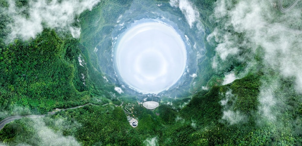 6月22日拍攝的“中國天眼”全景（維護(hù)保養(yǎng)期間拍攝，無人機(jī)全景拼接照片）。新華社記者 歐東衢 攝