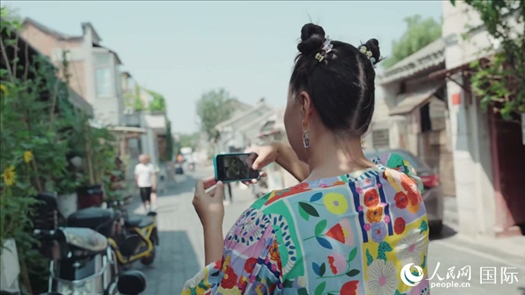 柳芭在胡同里采風(fēng)。人民網(wǎng) 張若涵攝