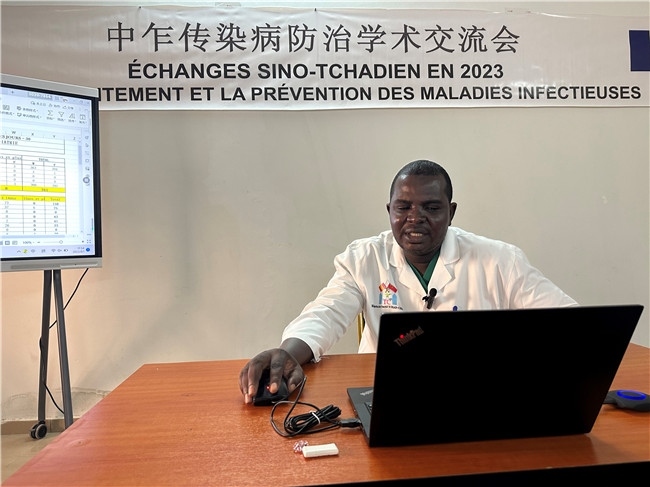 圖為中乍友誼醫(yī)院兒科護(hù)士長穆罕默德·阿米勒·阿里授課。中國援乍得醫(yī)療隊(duì)供圖