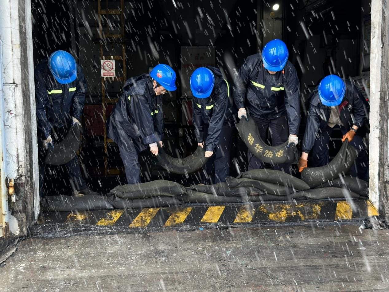 中國華電河北公司職工在廠房門口布置防汛沙袋。 受訪者供圖