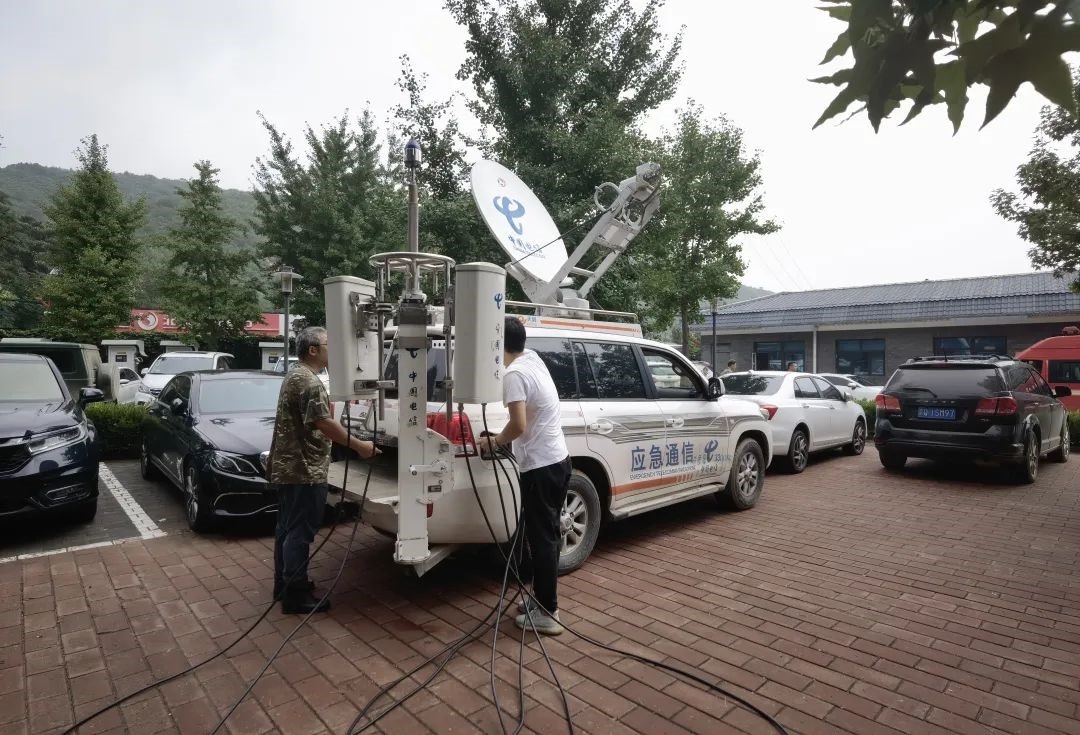 工作人員正在進(jìn)行通信搶修。 受訪者供圖