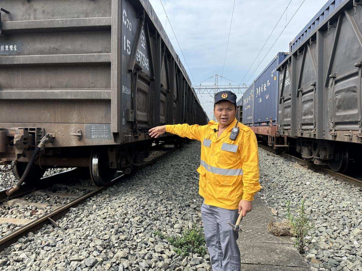 劉偉在向記者介紹檢車注意事項(xiàng)。人民網(wǎng) 王紹紹攝