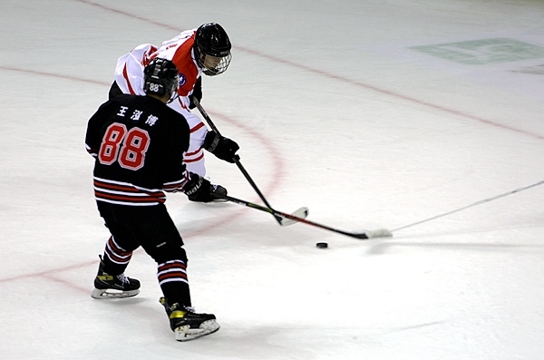 陜西隊球員馬思成與黑龍江隊球員王泓博爭搶。人民網(wǎng)記者 胡雪蓉攝