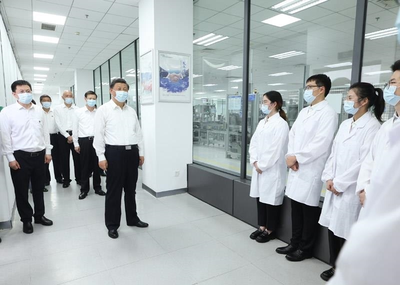 2023年7月6日，習近平總書記在江蘇南京市考察南瑞集團有限公司，同年輕研發(fā)人員親切交流。