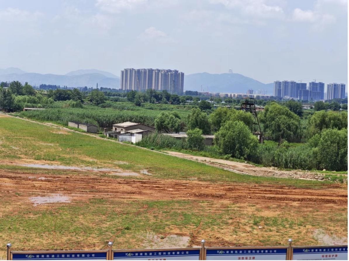 完全淹沒區(qū)（左）和部分淹沒區(qū)（右）分界。 人民網(wǎng)記者 黃鈺攝