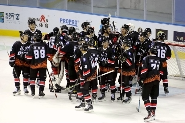 北京隊(duì)?wèi)c祝奪冠。人民網(wǎng)記者 胡雪蓉?cái)z