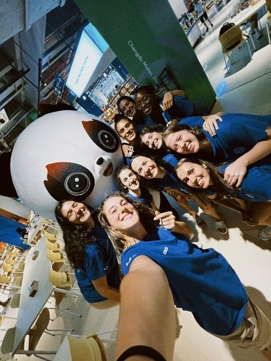 葡萄牙女籃隊員在成都大運村自拍。 受訪者供圖