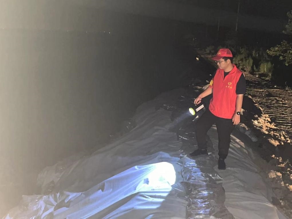 太平鎮(zhèn)干部晚上巡查南小埝。（采訪對象供圖）