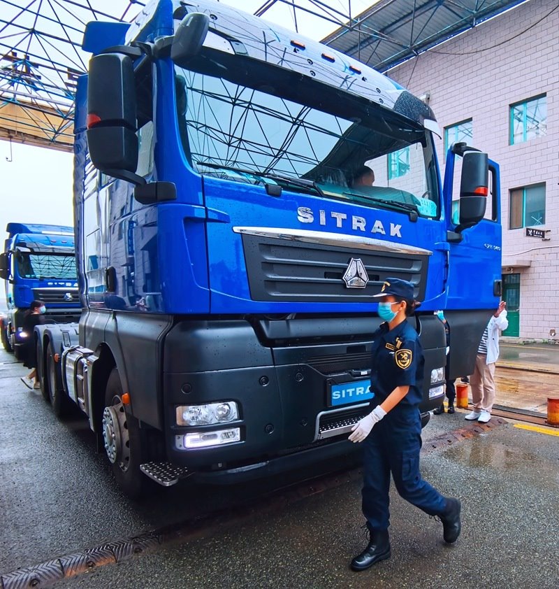 關(guān)員正在對(duì)出口車輛進(jìn)行登臨檢查。人民網(wǎng)記者 栗翹楚攝