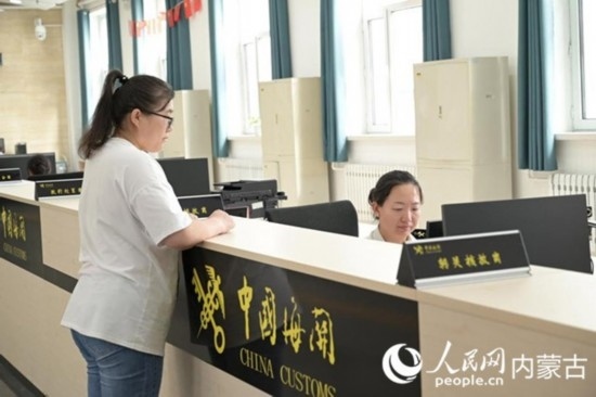 代理報關(guān)企業(yè)正在滿洲里車站海關(guān)綜合服務(wù)大廳辦理業(yè)務(wù)。人民網(wǎng) 寇雅楠攝