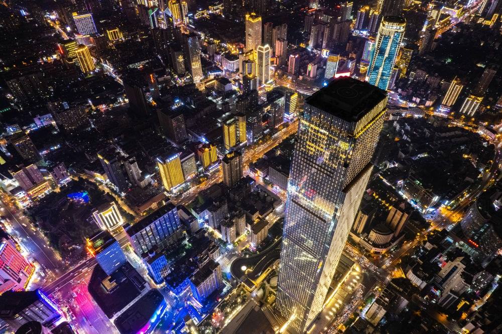 這是6月7日夜間拍攝的長(zhǎng)沙城區(qū)景色（無(wú)人機(jī)照片）。新華社記者 陳思汗 攝