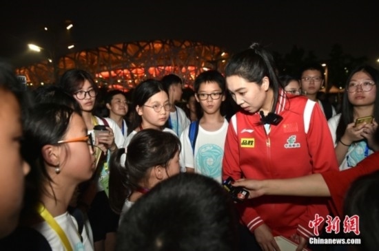 圖為小學(xué)員向李曉霞分享自己運(yùn)動(dòng)經(jīng)歷。<a target='_blank' href='/' ><p align=