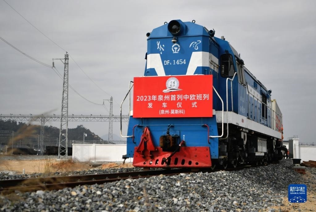 2月3日，中歐班列駛出興泉鐵路黃塘站。當(dāng)日，滿載著55個集裝箱的中歐班列，從位于福建泉州惠安縣的興泉鐵路黃塘站駛出。這是泉州今年開出的首趟中歐班列，也是興泉鐵路開通后的首趟泉州中歐班列。據(jù)了解，此次班列裝載產(chǎn)品主要來自泉州進出口企業(yè)，貨重601.4噸，貨值約262.5萬美元。新華社記者 魏培全 攝