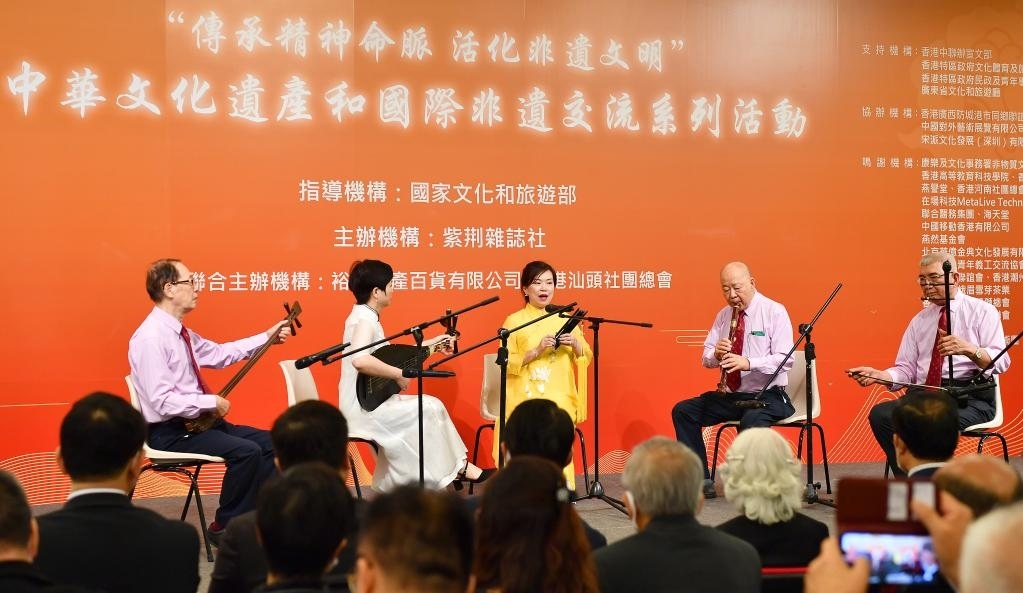 2022年11月23日，演員在“傳承精神命脈 活化非遺文明”中華文化遺產(chǎn)和國際非遺交流系列活動開幕式上表演非遺項目南音《滿空飛》。新華社記者 陳鐸 攝