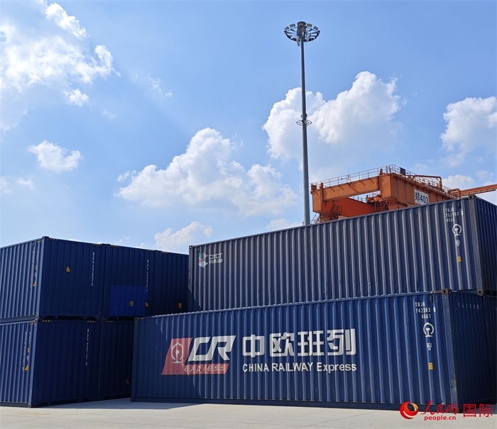 8月3日，中歐班列（中豫號）集裝箱在鄭州車站海關等候查驗。人民網(wǎng) 崔譯戈攝