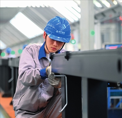 工人在海天國際控股有限公司海天大港生產(chǎn)基地作業(yè)（2023年2月1日攝）。黃宗治攝/本刊