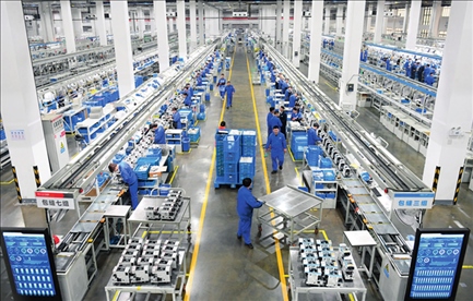 在位于浙江省臺州市的杰克科技股份有限公司，工作人員在裝配車間裝配縫紉機(jī)（2023年3月23日攝）。翁忻旸攝/本刊