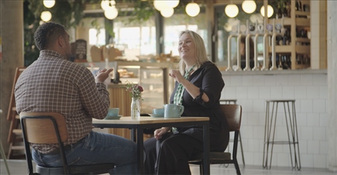 凱茜·瑪格與手語教學(xué)者交流。帕特里克·謝德-西蒙茲攝