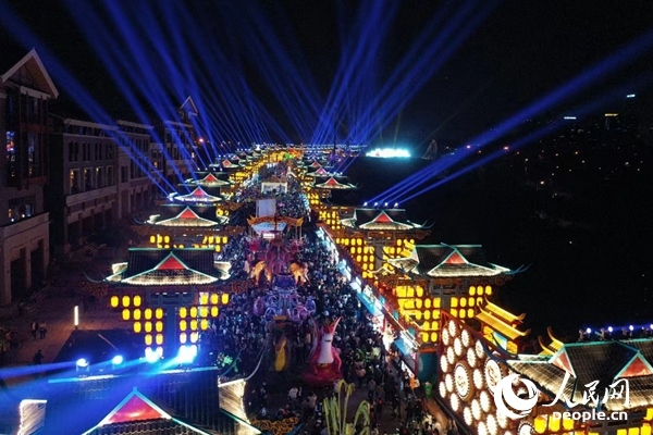 廣西南寧市良慶區(qū)的“南寧之夜”街區(qū)燈火璀璨。人民網(wǎng) 王勇攝