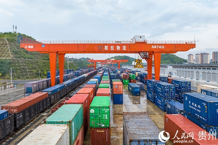 裝滿貨物的集裝箱整齊排列在貴陽國際陸港。人民網(wǎng)記者 涂敏攝