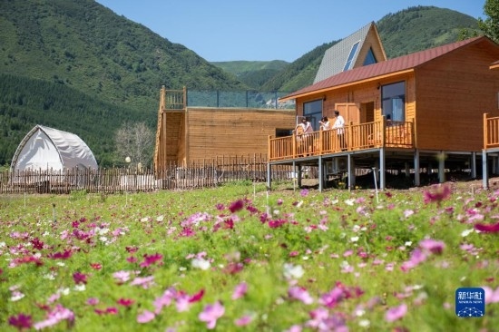 8月12日，游客在寧夏固原市涇源縣大灣鄉(xiāng)楊嶺村的民宿聊天。新華社記者 李旭倫 攝