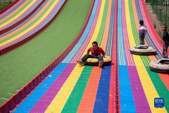 8月12日，小朋友在寧夏固原市涇源縣大灣鄉(xiāng)楊嶺村玩耍。新華社記者 李旭倫 攝